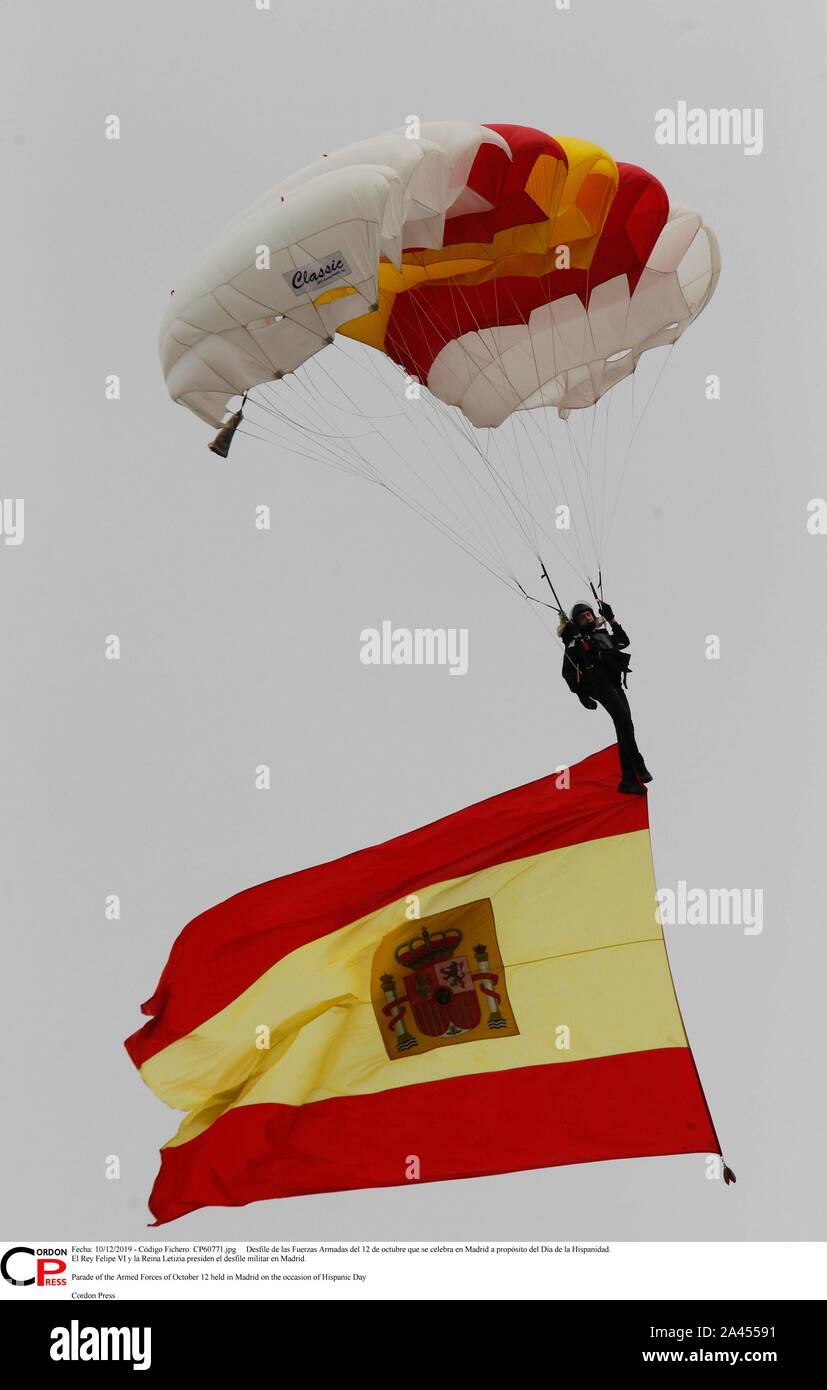 Madrid, Spanien. 12 Okt, 2019. Desfile de las Fuerzas Armadas del 12 de Mayo que se Feier en Madrid a propósito del Día de la Hispanidad. El Rey Felipe VI y la Reina Letizia Sudetendeutschen wies Schroeder el desfile Militar en Madrid. Parade der Streitkräfte von 12. Oktober in Madrid aus Anlass des Hispanic Tag Credit: CORDON PRESSE/Alamy Leben Nachrichten gehalten Stockfoto