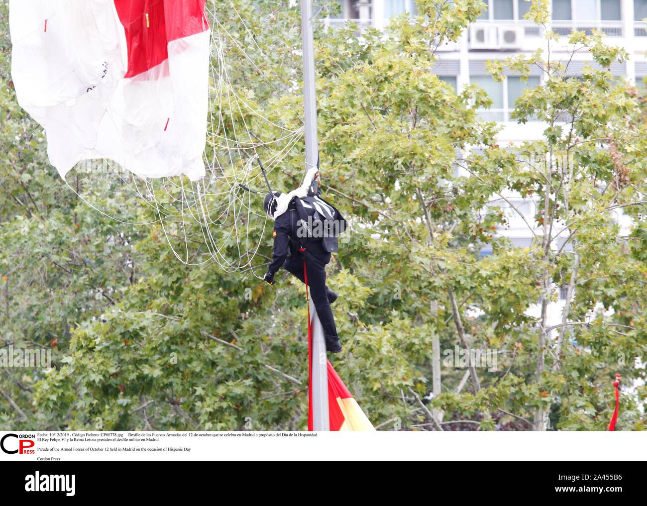 Madrid, Spanien. 12 Okt, 2019. Desfile de las Fuerzas Armadas del 12 de Mayo que se Feier en Madrid a propósito del Día de la Hispanidad. El Rey Felipe VI y la Reina Letizia Sudetendeutschen wies Schroeder el desfile Militar en Madrid. Parade der Streitkräfte von 12. Oktober in Madrid aus Anlass des Hispanic Tag Credit: CORDON PRESSE/Alamy Leben Nachrichten gehalten Stockfoto
