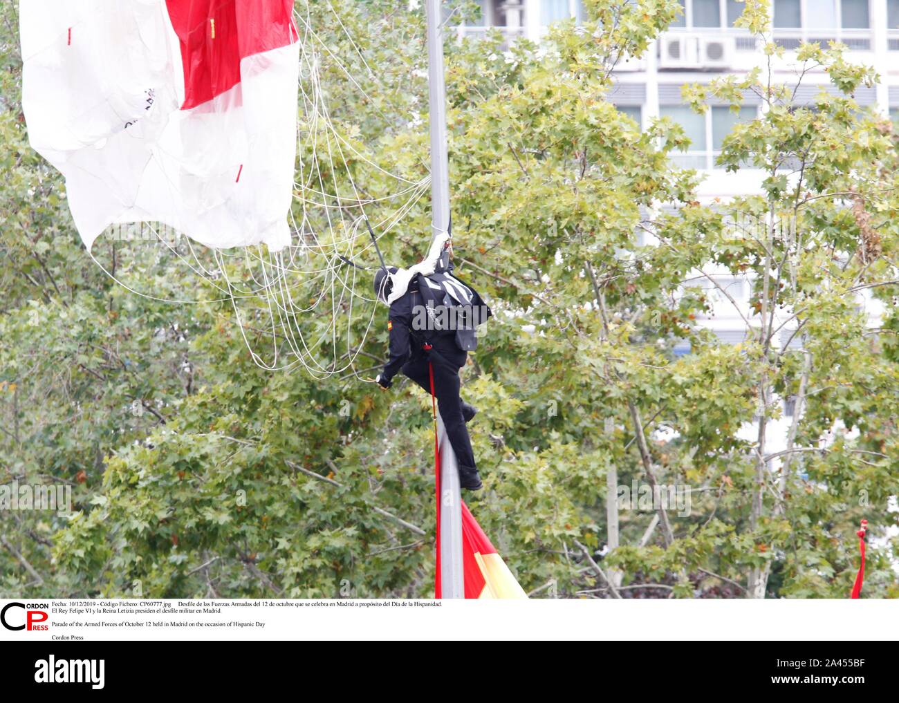 Madrid, Spanien. 12 Okt, 2019. Desfile de las Fuerzas Armadas del 12 de Mayo que se Feier en Madrid a propósito del Día de la Hispanidad. El Rey Felipe VI y la Reina Letizia Sudetendeutschen wies Schroeder el desfile Militar en Madrid. Parade der Streitkräfte von 12. Oktober in Madrid aus Anlass des Hispanic Tag Credit: CORDON PRESSE/Alamy Leben Nachrichten gehalten Stockfoto