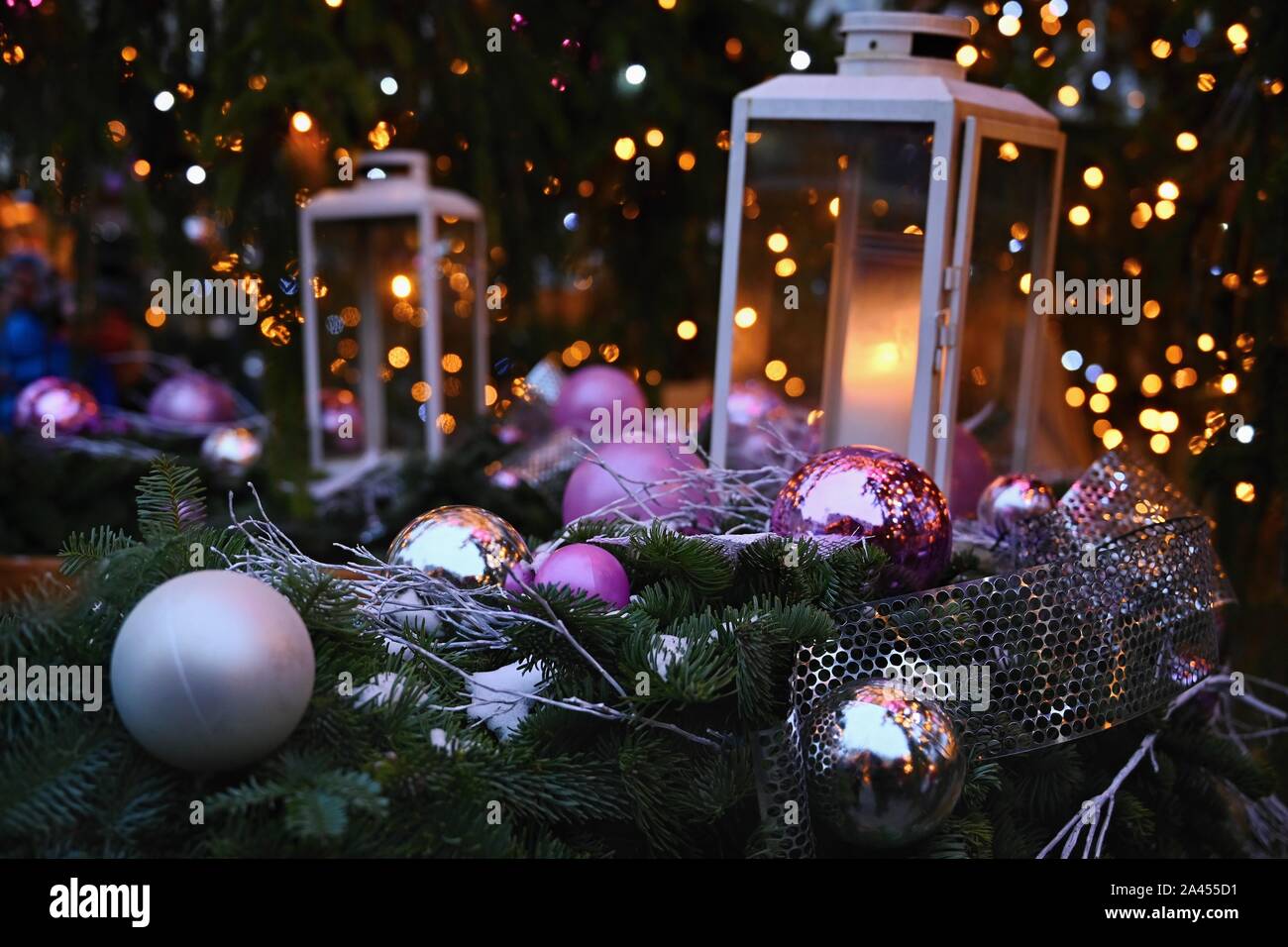 Weihnachten. Schöne Weihnachten Ornament auf dem Weihnachtsbaum. Saisonale Hintergrund für den Winterurlaub. Stockfoto