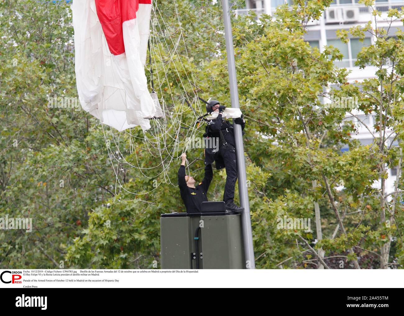 Desfile de las Fuerzas Armadas del 12 de Mayo que se Feier en Madrid a propósito del Día de la Hispanidad. El Rey Felipe VI y la Reina Letizia Sudetendeutschen wies Schroeder el desfile Militar en Madrid. Parade der Streitkräfte von 12. Oktober in Madrid aus Anlass des Hispanic Tag Cordon Cordon Drücken Drücken Sie statt Stockfoto