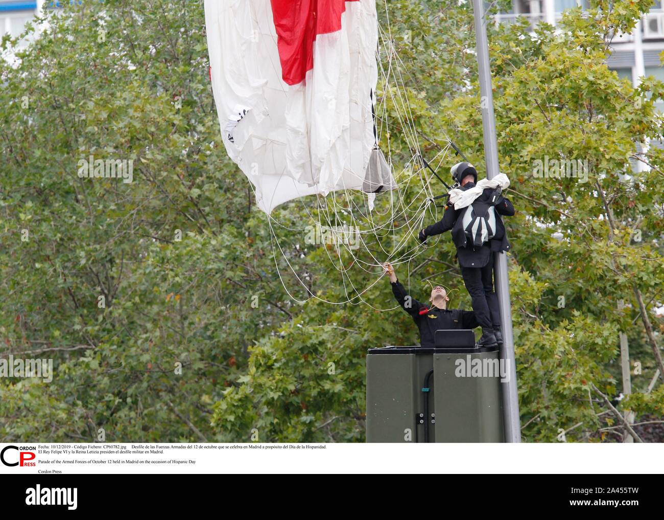 Desfile de las Fuerzas Armadas del 12 de Mayo que se Feier en Madrid a propósito del Día de la Hispanidad. El Rey Felipe VI y la Reina Letizia Sudetendeutschen wies Schroeder el desfile Militar en Madrid. Parade der Streitkräfte von 12. Oktober in Madrid aus Anlass des Hispanic Tag Cordon Cordon Drücken Drücken Sie statt Stockfoto
