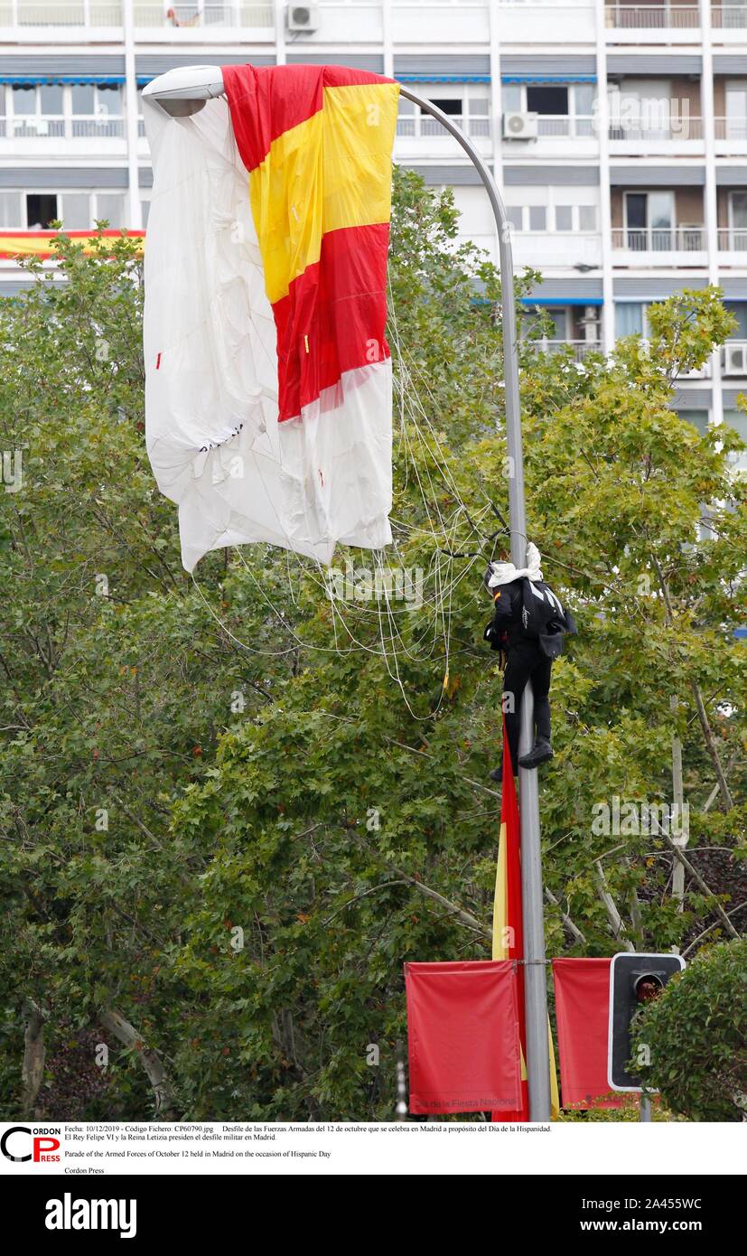 Desfile de las Fuerzas Armadas del 12 de Mayo que se Feier en Madrid a propósito del Día de la Hispanidad. El Rey Felipe VI y la Reina Letizia Sudetendeutschen wies Schroeder el desfile Militar en Madrid. Parade der Streitkräfte von 12. Oktober in Madrid aus Anlass des Hispanic Tag Cordon Cordon Drücken Drücken Sie statt Stockfoto