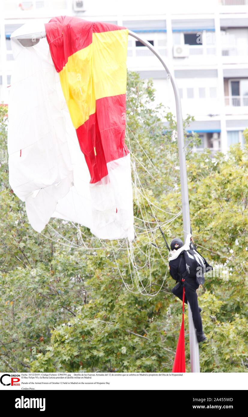 Desfile de las Fuerzas Armadas del 12 de Mayo que se Feier en Madrid a propósito del Día de la Hispanidad. El Rey Felipe VI y la Reina Letizia Sudetendeutschen wies Schroeder el desfile Militar en Madrid. Parade der Streitkräfte von 12. Oktober in Madrid aus Anlass des Hispanic Tag Cordon Cordon Drücken Drücken Sie statt Stockfoto