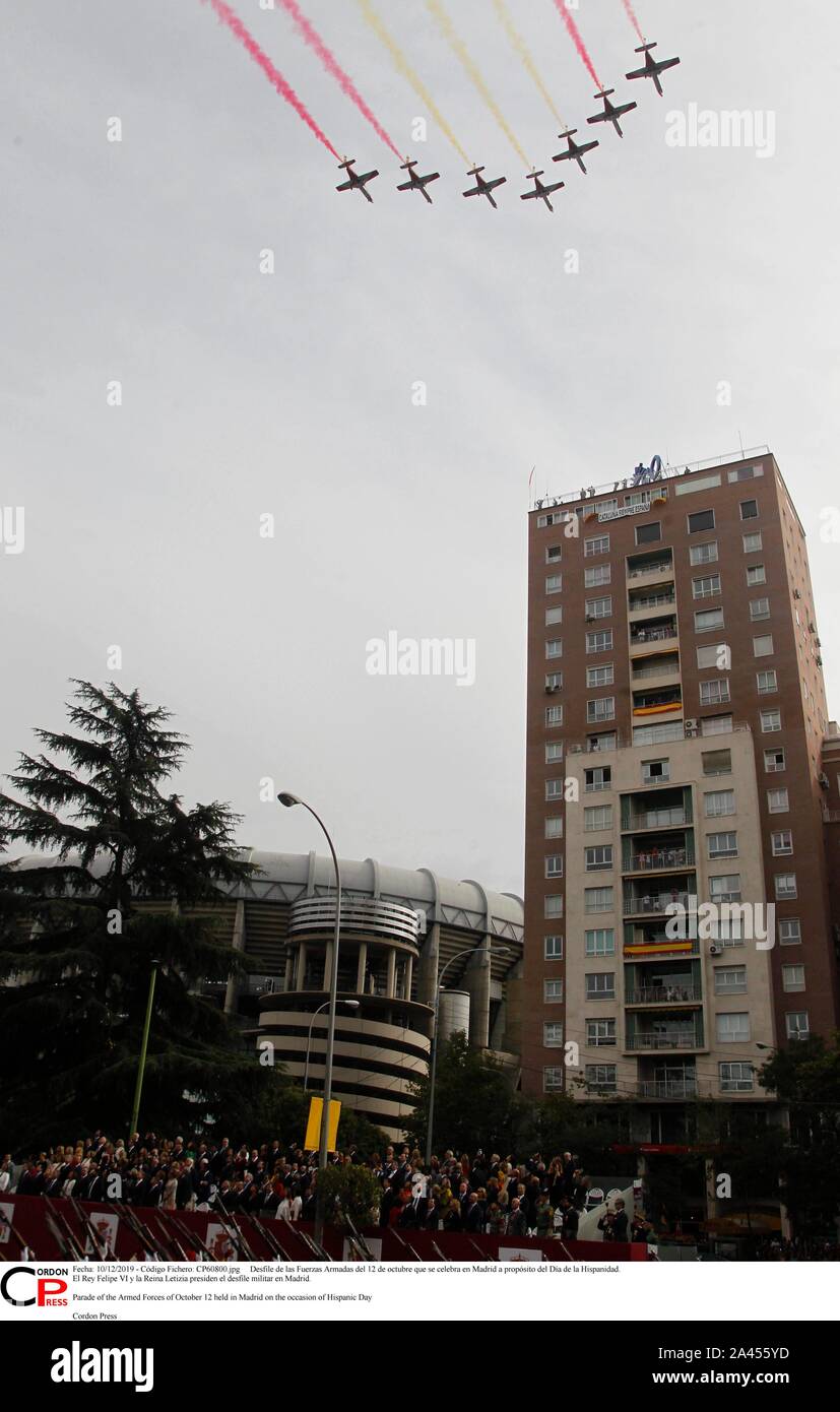 Desfile de las Fuerzas Armadas del 12 de Mayo que se Feier en Madrid a propósito del Día de la Hispanidad. El Rey Felipe VI y la Reina Letizia Sudetendeutschen wies Schroeder el desfile Militar en Madrid. Parade der Streitkräfte von 12. Oktober in Madrid aus Anlass des Hispanic Tag Cordon Cordon Drücken Drücken Sie statt Stockfoto