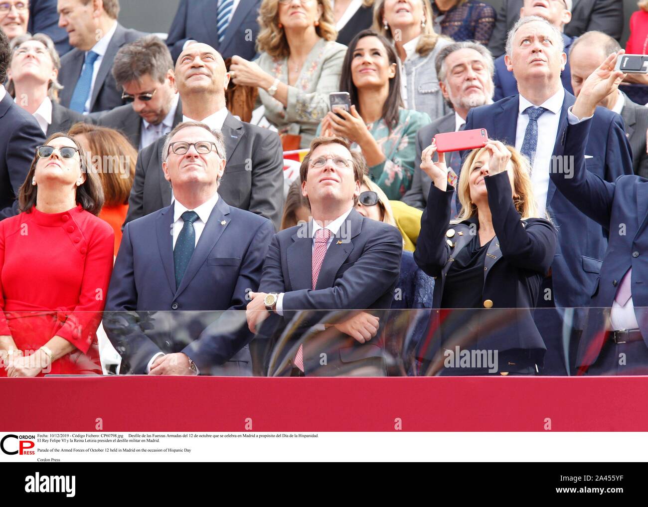 Desfile de las Fuerzas Armadas del 12 de Mayo que se Feier en Madrid a propósito del Día de la Hispanidad. El Rey Felipe VI y la Reina Letizia Sudetendeutschen wies Schroeder el desfile Militar en Madrid. Parade der Streitkräfte von 12. Oktober in Madrid aus Anlass des Hispanic Tag Cordon Cordon Drücken Drücken Sie statt Stockfoto
