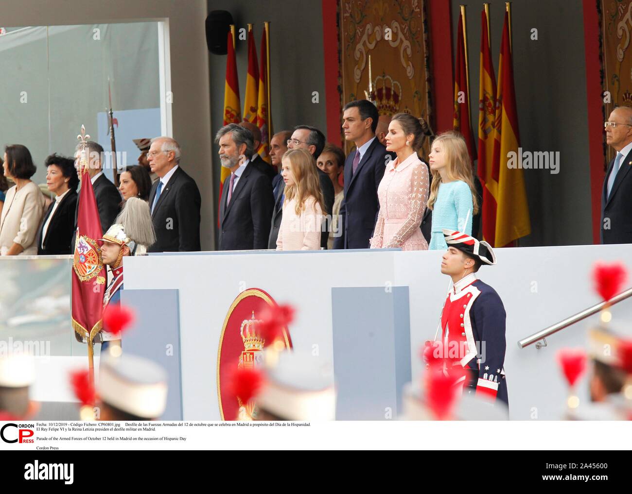 Desfile de las Fuerzas Armadas del 12 de Mayo que se Feier en Madrid a propósito del Día de la Hispanidad. El Rey Felipe VI y la Reina Letizia Sudetendeutschen wies Schroeder el desfile Militar en Madrid. Parade der Streitkräfte von 12. Oktober in Madrid aus Anlass des Hispanic Tag Cordon Cordon Drücken Drücken Sie statt Stockfoto