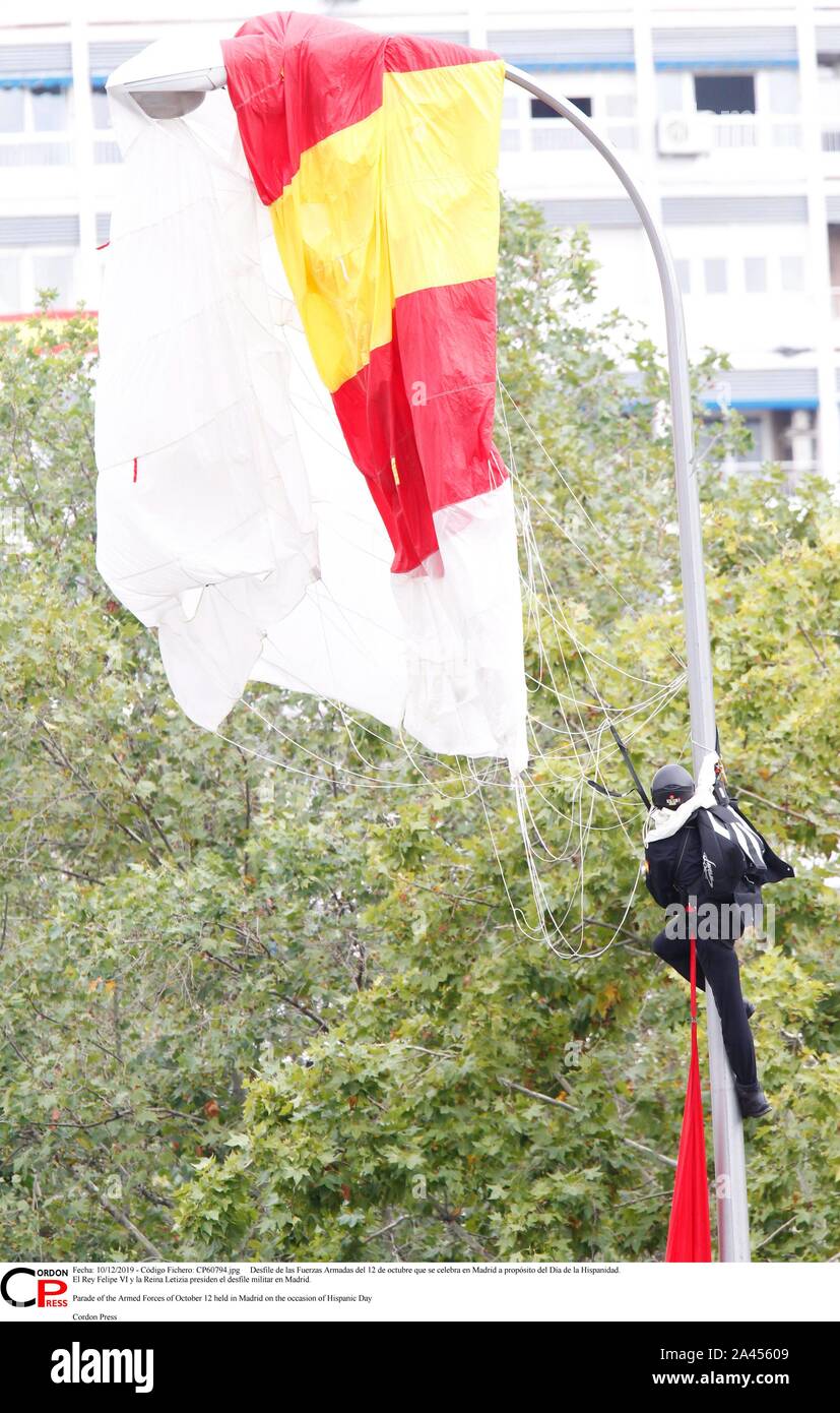Desfile de las Fuerzas Armadas del 12 de Mayo que se Feier en Madrid a propósito del Día de la Hispanidad. El Rey Felipe VI y la Reina Letizia Sudetendeutschen wies Schroeder el desfile Militar en Madrid. Parade der Streitkräfte von 12. Oktober in Madrid aus Anlass des Hispanic Tag Cordon Cordon Drücken Drücken Sie statt Stockfoto