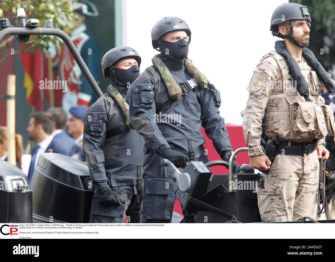 Desfile de las Fuerzas Armadas del 12 de Mayo que se Feier en Madrid a propósito del Día de la Hispanidad. El Rey Felipe VI y la Reina Letizia Sudetendeutschen wies Schroeder el desfile Militar en Madrid. Parade der Streitkräfte von 12. Oktober in Madrid aus Anlass des Hispanic Tag Cordon Cordon Drücken Drücken Sie statt Stockfoto