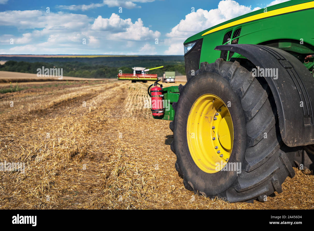 Dobritsch, Bulgarien - Jul 7, 2019 das Pflügen ein Feld mit John Deere 6930 Traktor. John Deere wurde in 1995-1999 hergestellt und es hat JD 7,6-L-oder 6-8,1-l-Motors Stockfoto