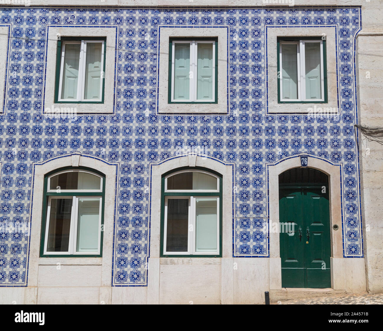 Lissabon, Portugal - 10. AUGUST 2019: schöne Architektur in Lissabon. Eine Fassade mit gemusterten blauen Fliesen. Stockfoto