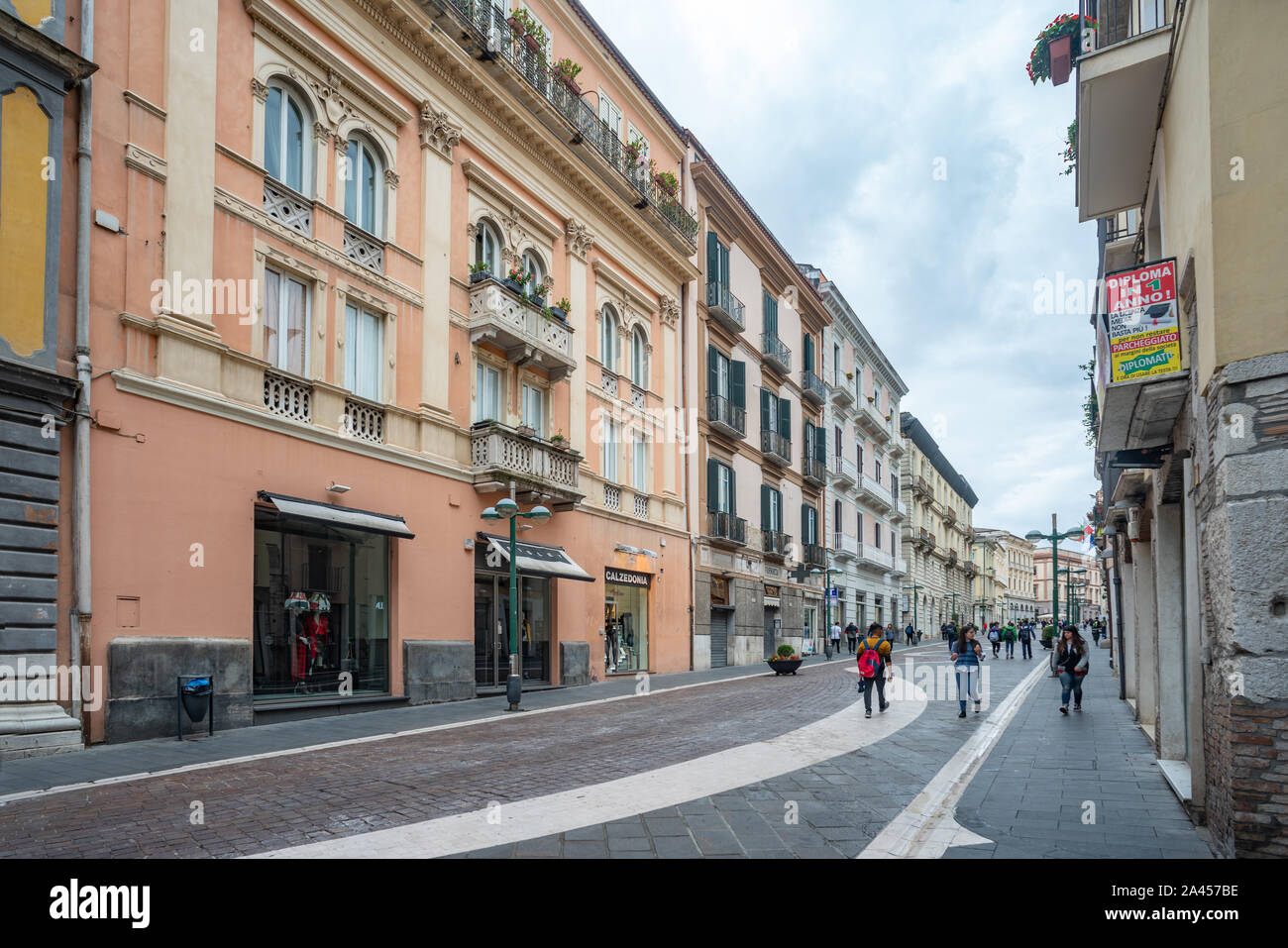 Menschen zu Fuß in der Hauptstraße Corso Garibaldi. Benevento Stockfoto