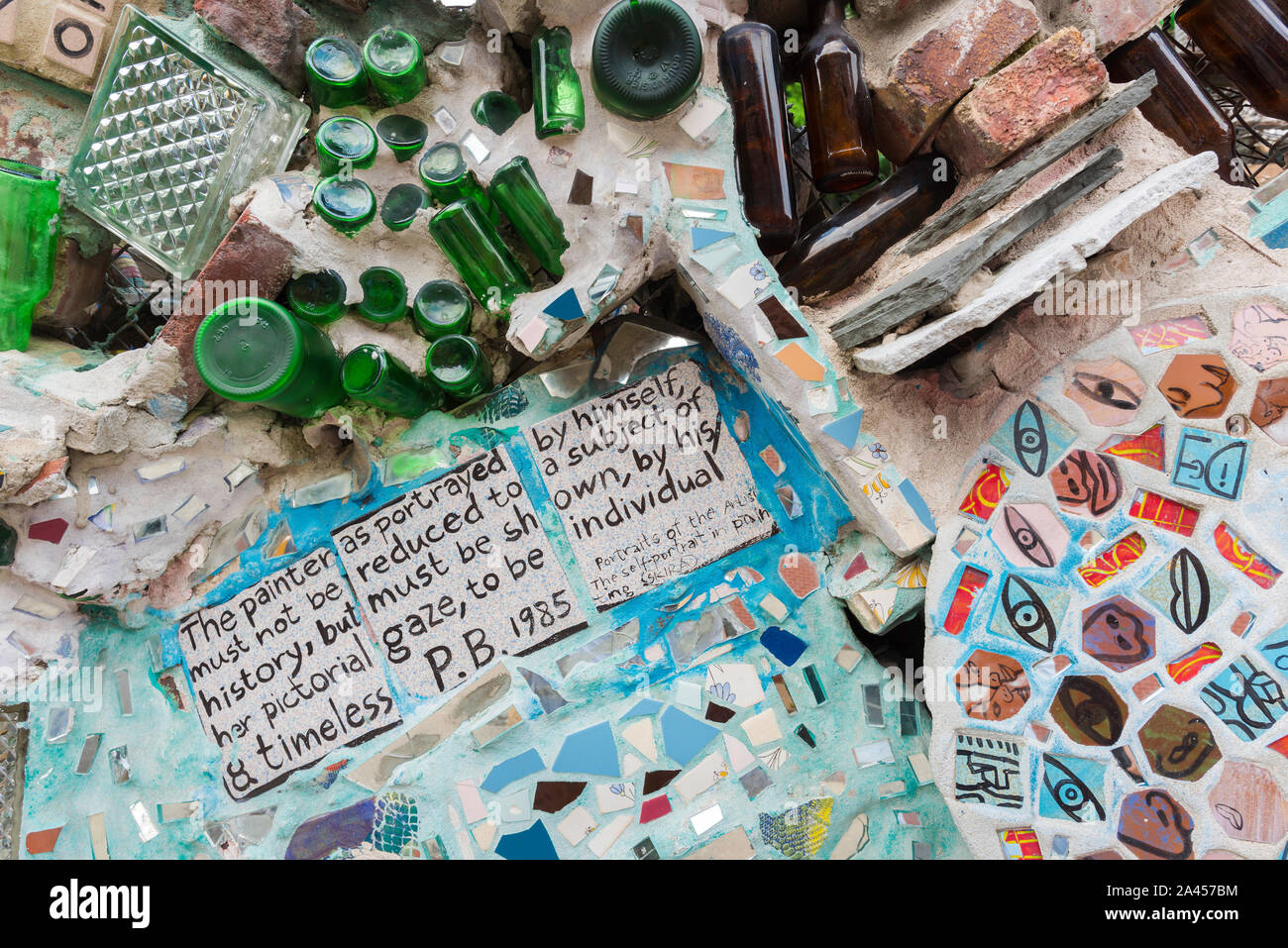 Magic Gardens Philadelphia, Detail von Kunstwerken in Philadelphia's Magic Gärten, ein open air Folk Art Gallery von Keramik und Glas in South Philly. Stockfoto