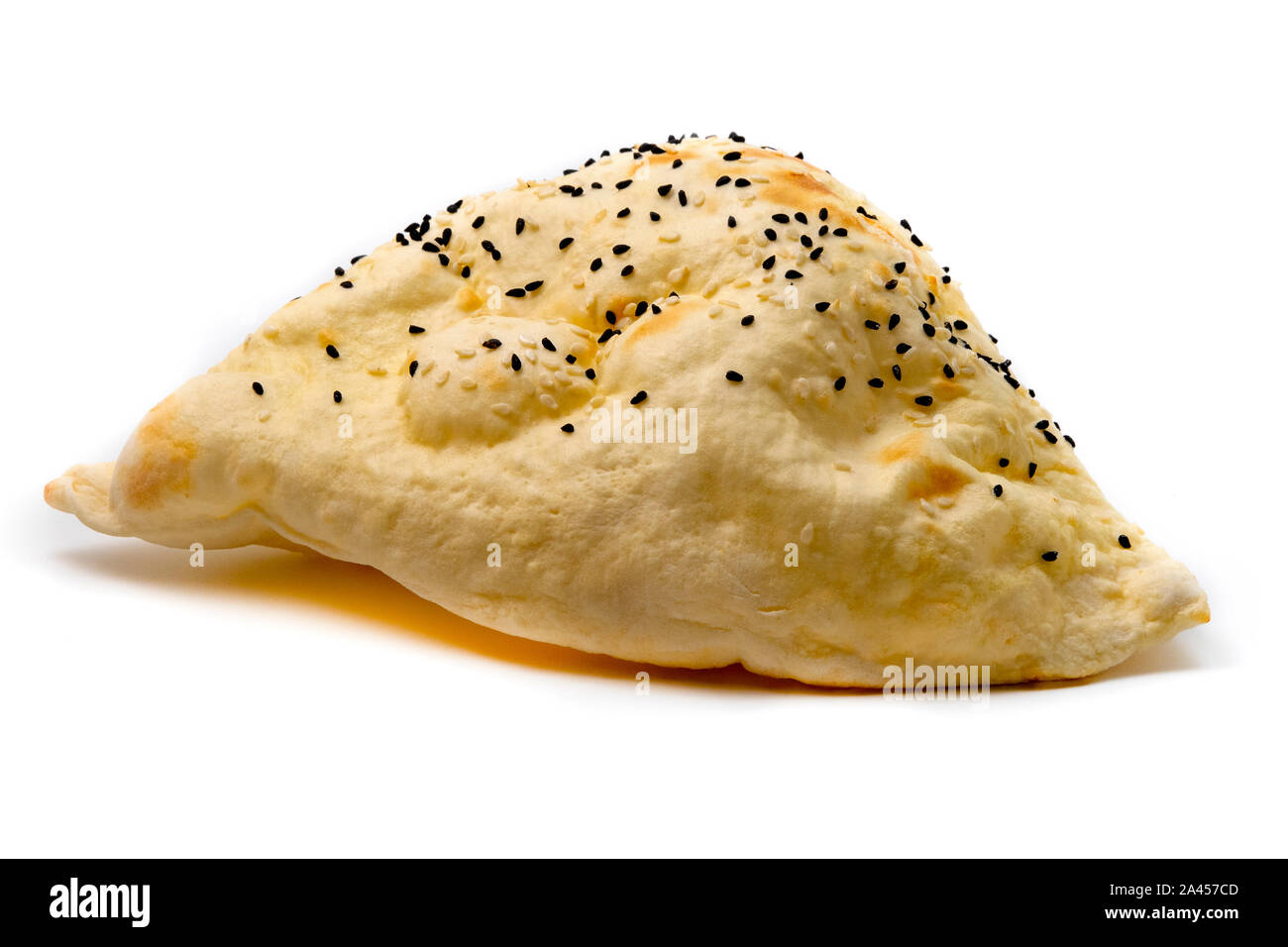 Traditionelle türkische Lavash Puff Brot auf weißem Hintergrund Stockfoto