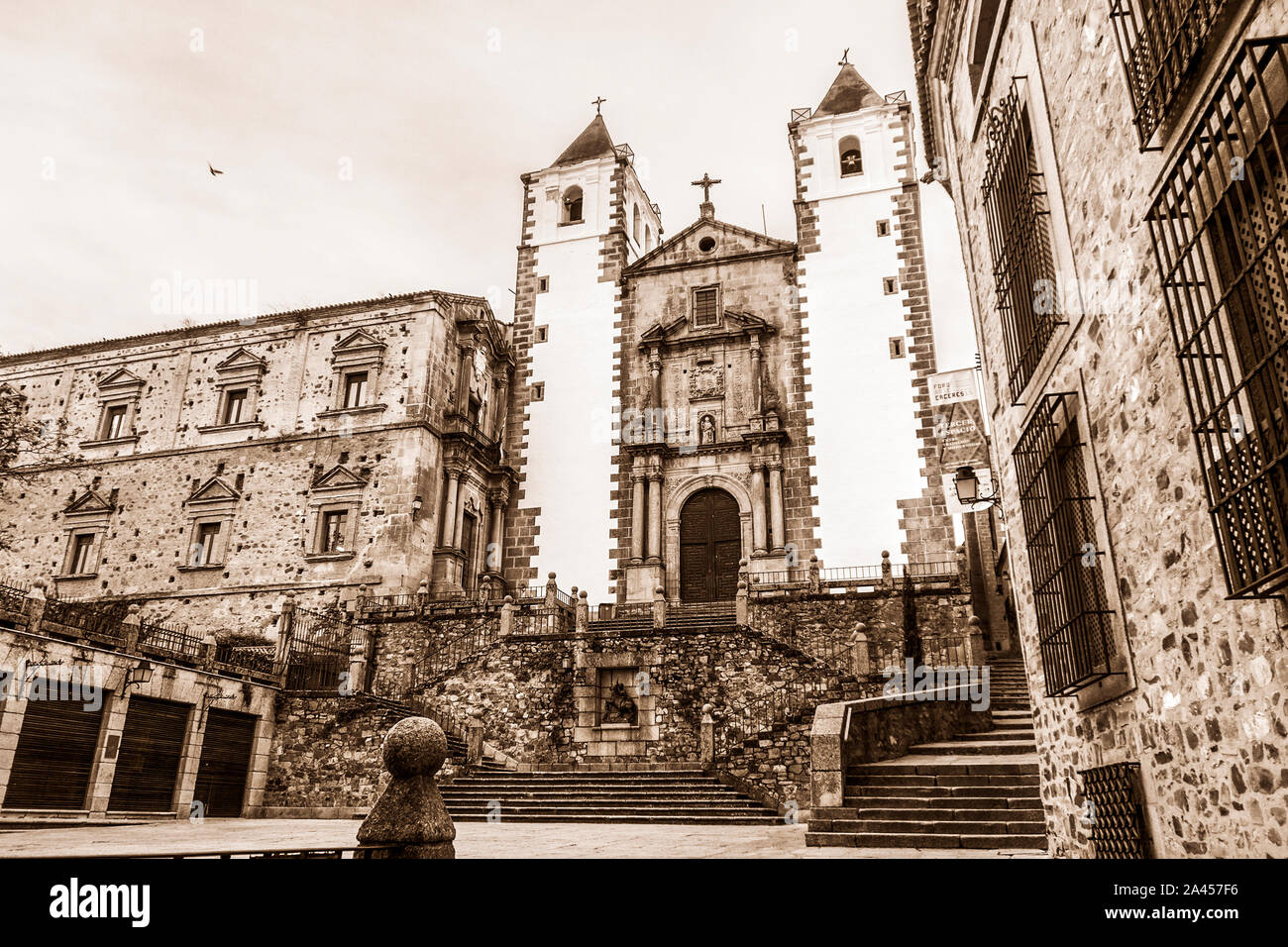 Plaza de San Jorge e Iglesia de San Francisco Javier. Ciudad de Cáceres. Der Extremadura. España. Stockfoto