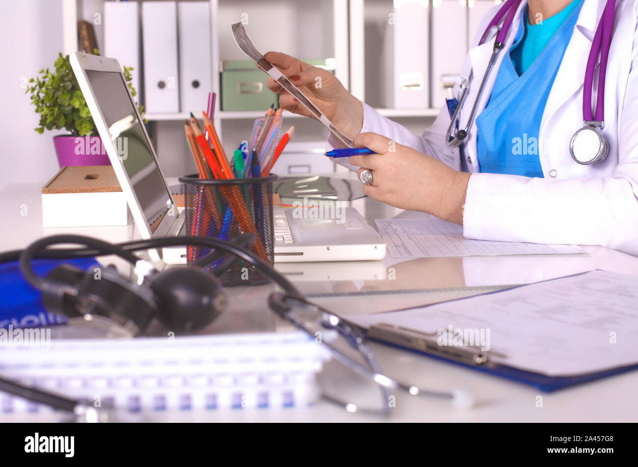 Arzt am Tisch saßen und Patienten röntgen. Stockfoto