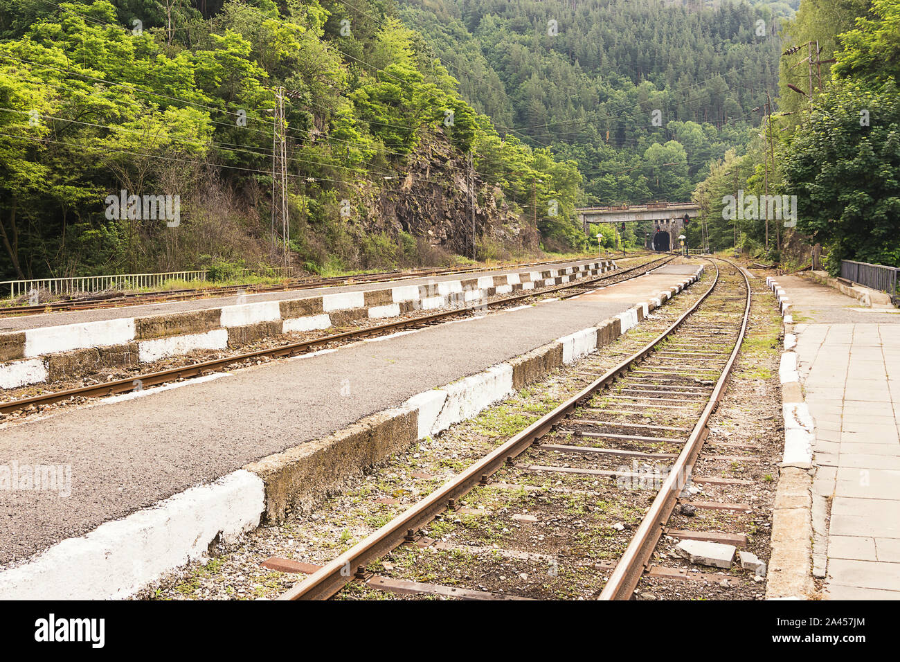 Bahnlinie, die im Tunnel geht weiter Stockfoto