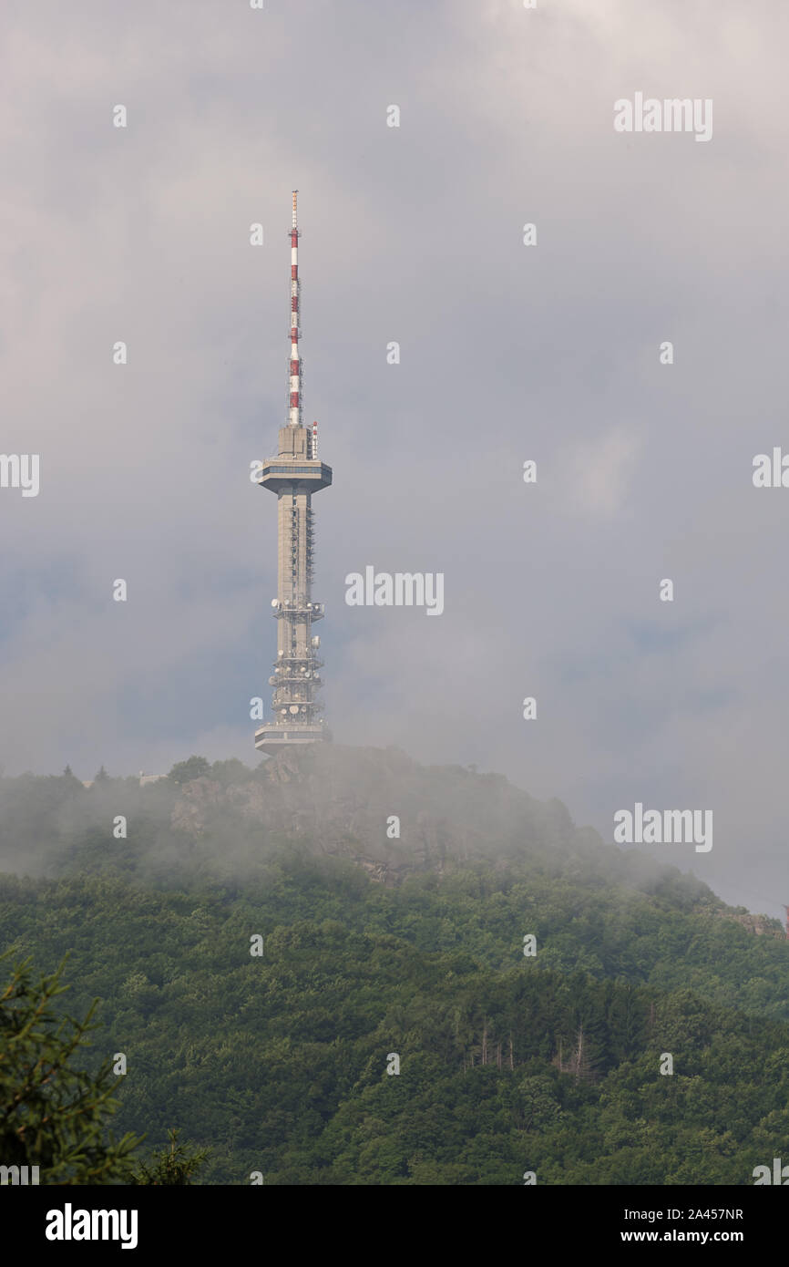 Hoher Turm mit Antennen für Übertragungen auf einem Hügel mit den Wald am Stadtrand von Sofia, Bulgarien Stockfoto