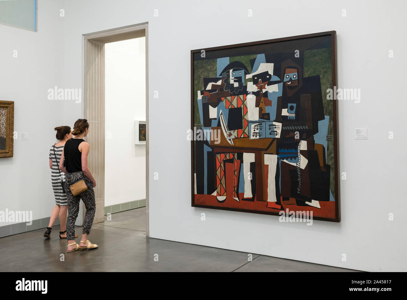 Philadelphia Museum, Blick auf die beiden jungen Frauen vorbei gehen. Drei Musiker von Pablo Picasso im Philadelphia Museum der Kunst, Pennsylvania, PA, USA Stockfoto