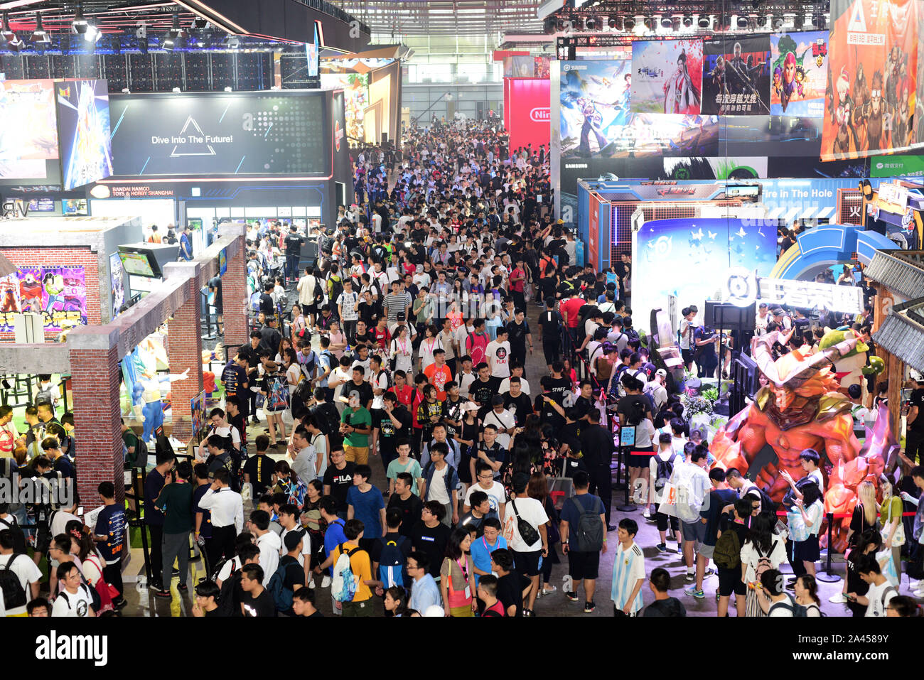 Menschen besuchen die 17. China Digital Entertainment Expo, auch als ChinaJoy 2019 in Shanghai, China, 2. August 2019 bekannt. Stockfoto