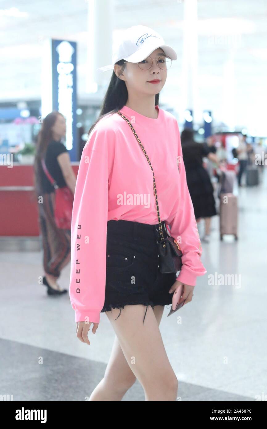 Chinesischen TV-Moderatorin und Schauspielerin Shen Mengchen kommt an der Beijing Capital International Flughafen nach der Landung in Peking, China, 27. August 2019. T- Stockfoto