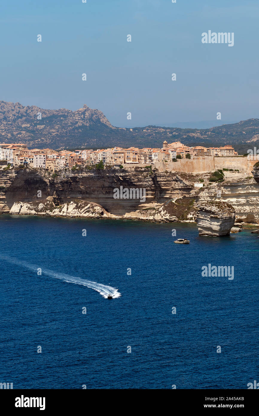 Die Limestone Küste und clifftop Zitadelle Stadt Bonifacio liegt an der südlichen Spitze von der französischen Insel Korsika - Corse du Sud Frankreich Stockfoto