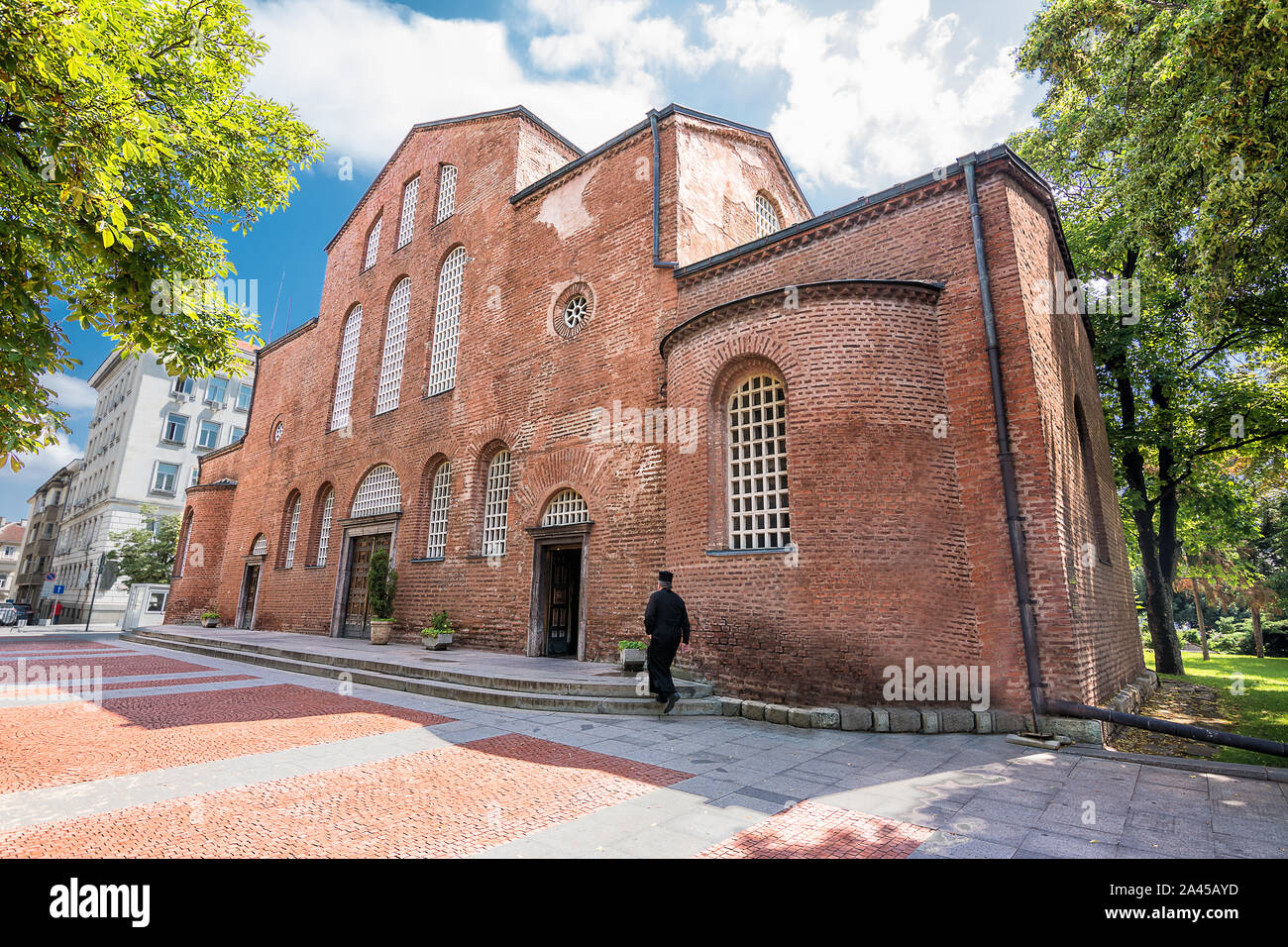 Sofia, Bulgarien - 25. Juni 2019: Fassade der Kirche von Saint Sophia und orthodoxen Priester Stockfoto