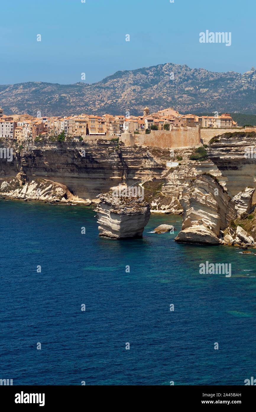 Die Limestone Küste und clifftop Zitadelle Stadt Bonifacio liegt an der südlichen Spitze von der französischen Insel Korsika - Corse du Sud Frankreich Stockfoto