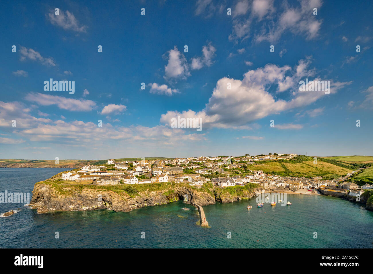 Port Isaac, wo der Doc Marten TV-Serie gedreht ist, Cornwall, UK, während der Sommerhitze. Stockfoto