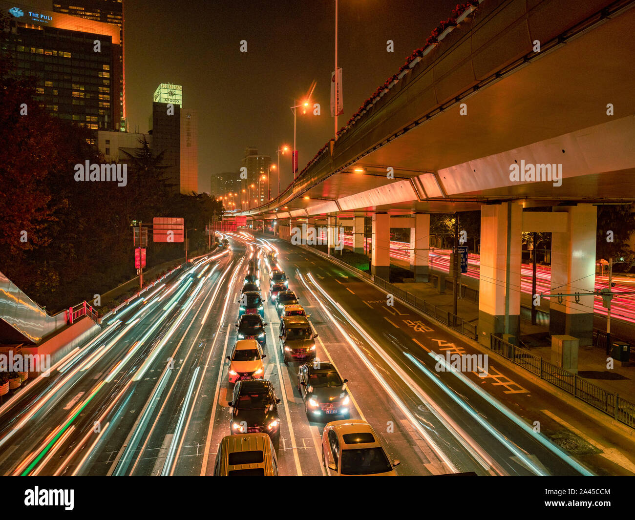 28. November 2011: Shanghai, China - der Verkehr auf der Autobahn in der Nacht in der Nähe des Stadtzentrums. Stockfoto