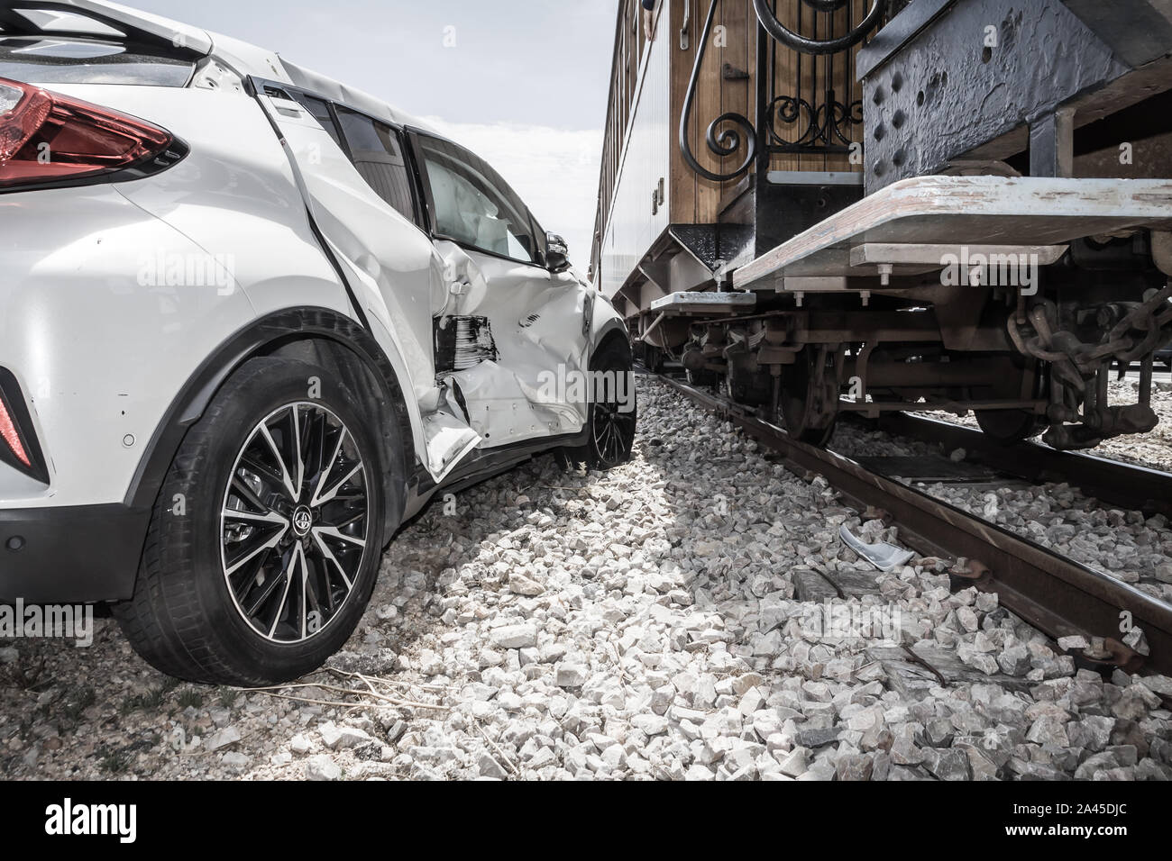 Beschädigtes Fahrzeug nach Autounfall mit einem Zug Stockfoto