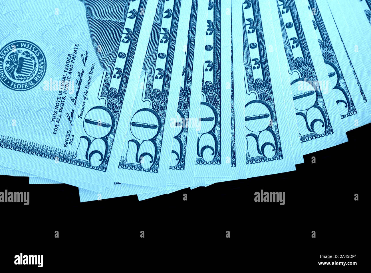 Fünfzig Dollar Banknoten auf schwarzem Hintergrund schließen isoliert. Farbe blau Toning Stockfoto