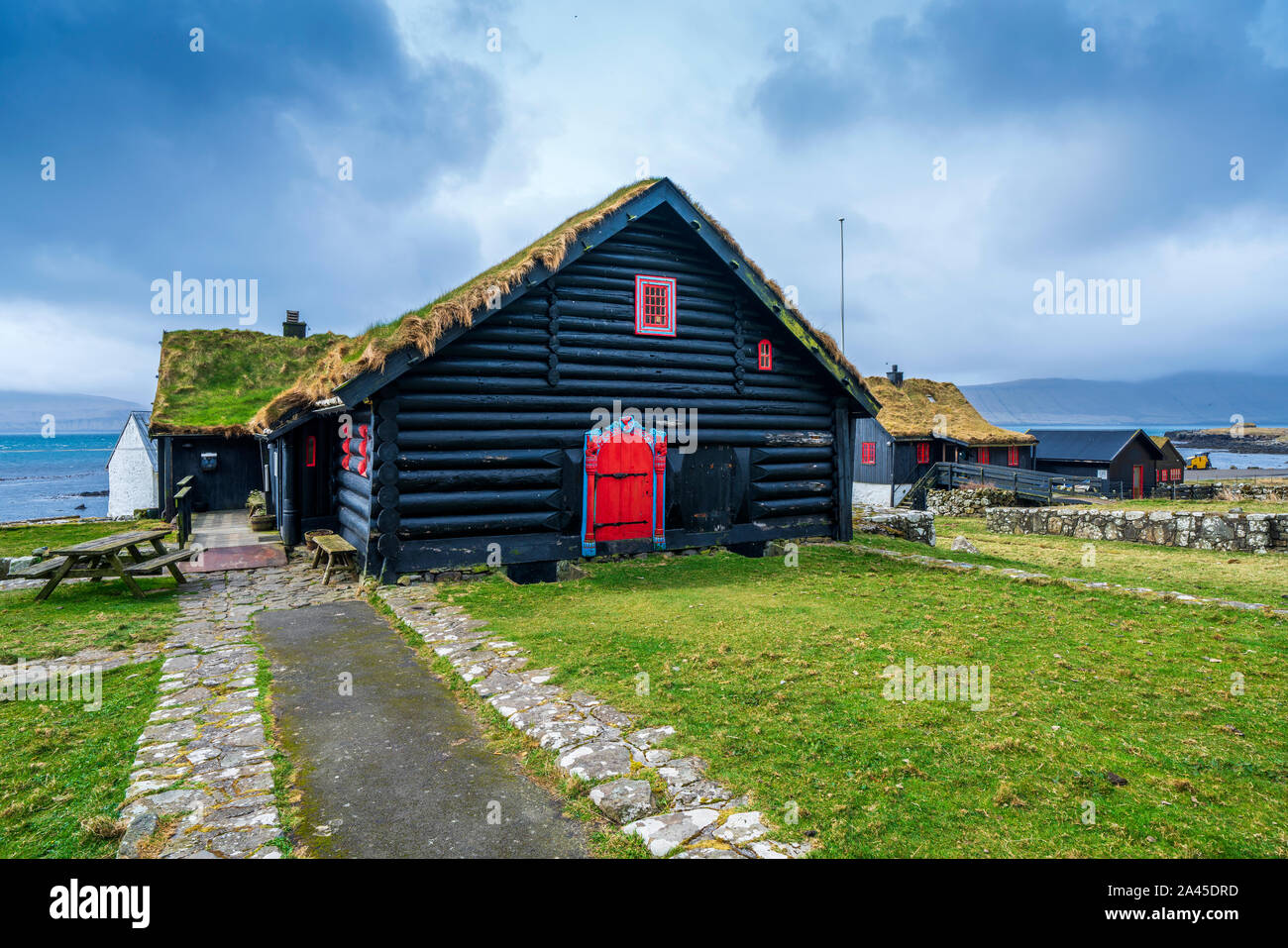 Kirkjubøargarður Eine der ältesten noch bewohnten Holzhäuser der Welt, der Hallgrímskirkja, Färöer, Dänemark, Europa Stockfoto