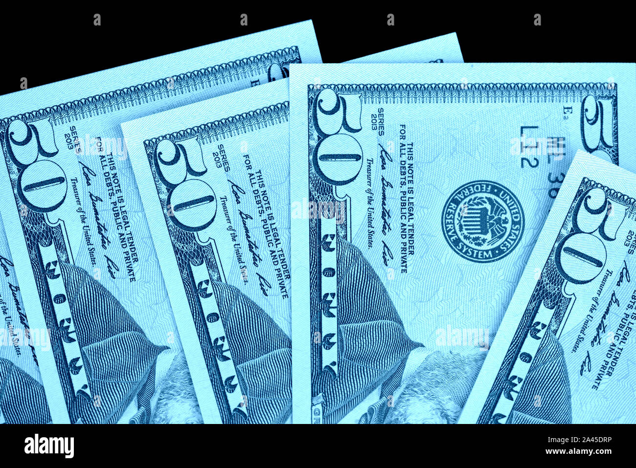 Fünfzig Dollar Banknoten auf schwarzem Hintergrund schließen isoliert. Farbe blau Toning Stockfoto