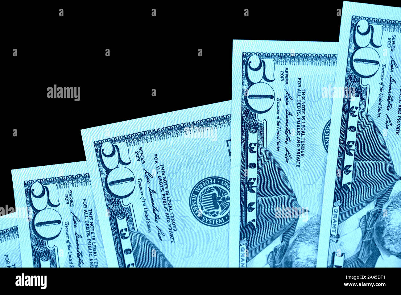 Fünfzig Dollar Banknoten auf schwarzem Hintergrund schließen isoliert. Farbe blau Toning Stockfoto