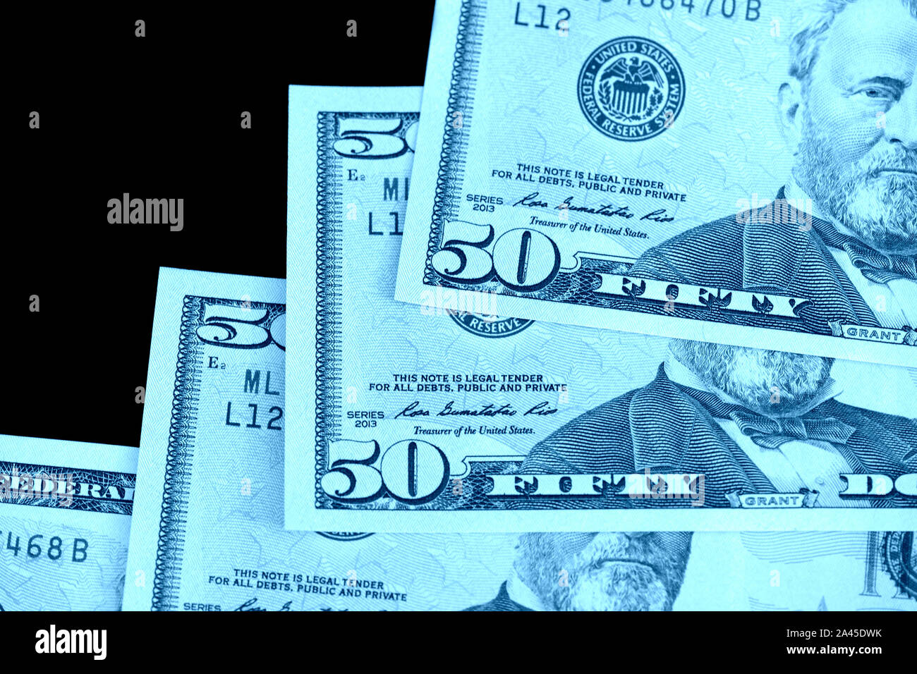 Fünfzig Dollar Banknoten auf schwarzem Hintergrund schließen isoliert. Farbe blau Toning Stockfoto