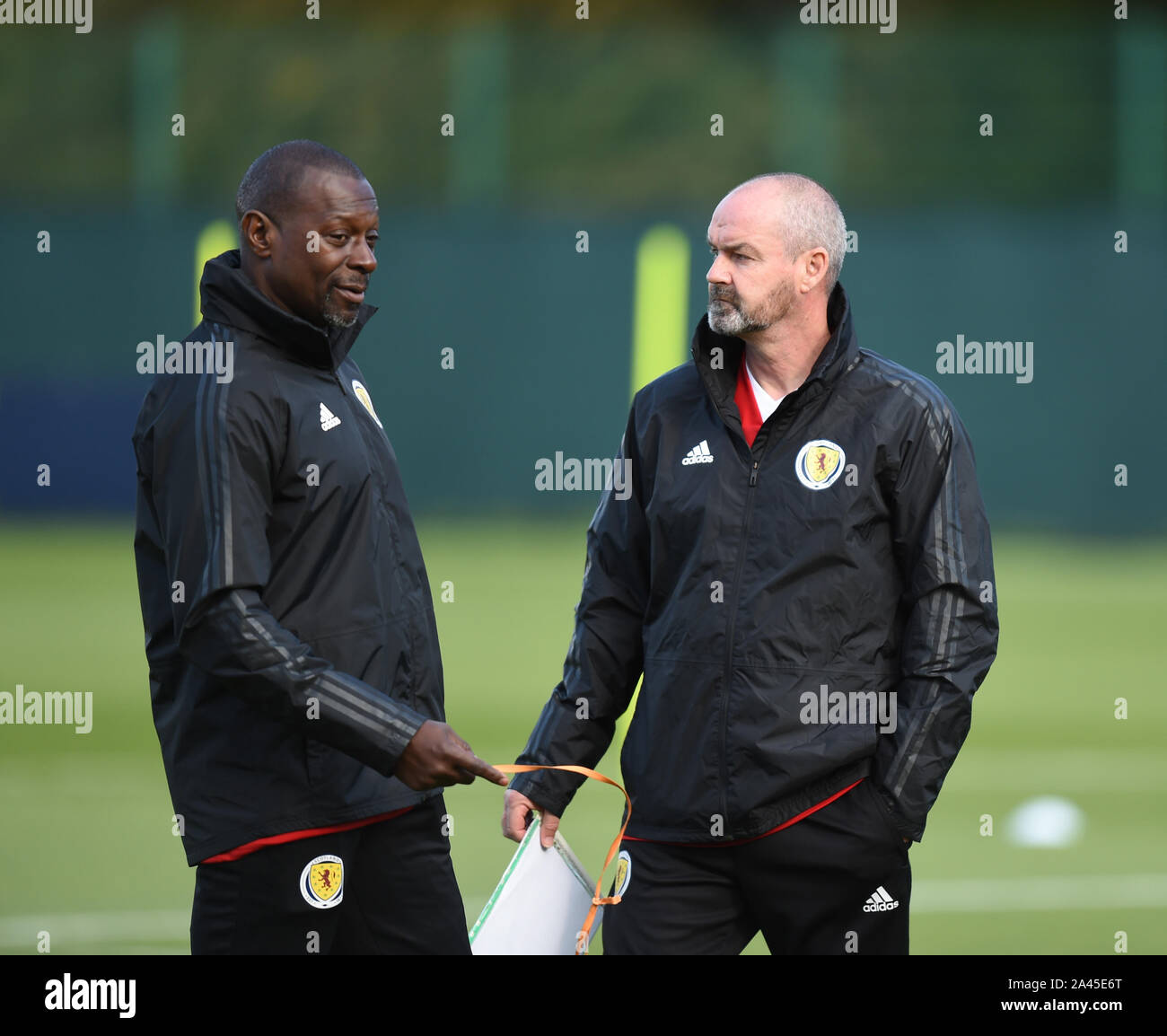 Edinburgh, Schottland, Großbritannien. 12 Okt, 2019. Head Coach Steve Clarke. Chats mit Assist Alex Dyer (L) Schottland Fußball Team Training im Oriam, Riccarton, Edinburgh, für Scotlands UEFA EURO 2020 Qualifier Befestigung gegen San Marino am Hampden Park Glasgow (13 Okt 19) Credit: Eric mccowat/Alamy leben Nachrichten Stockfoto