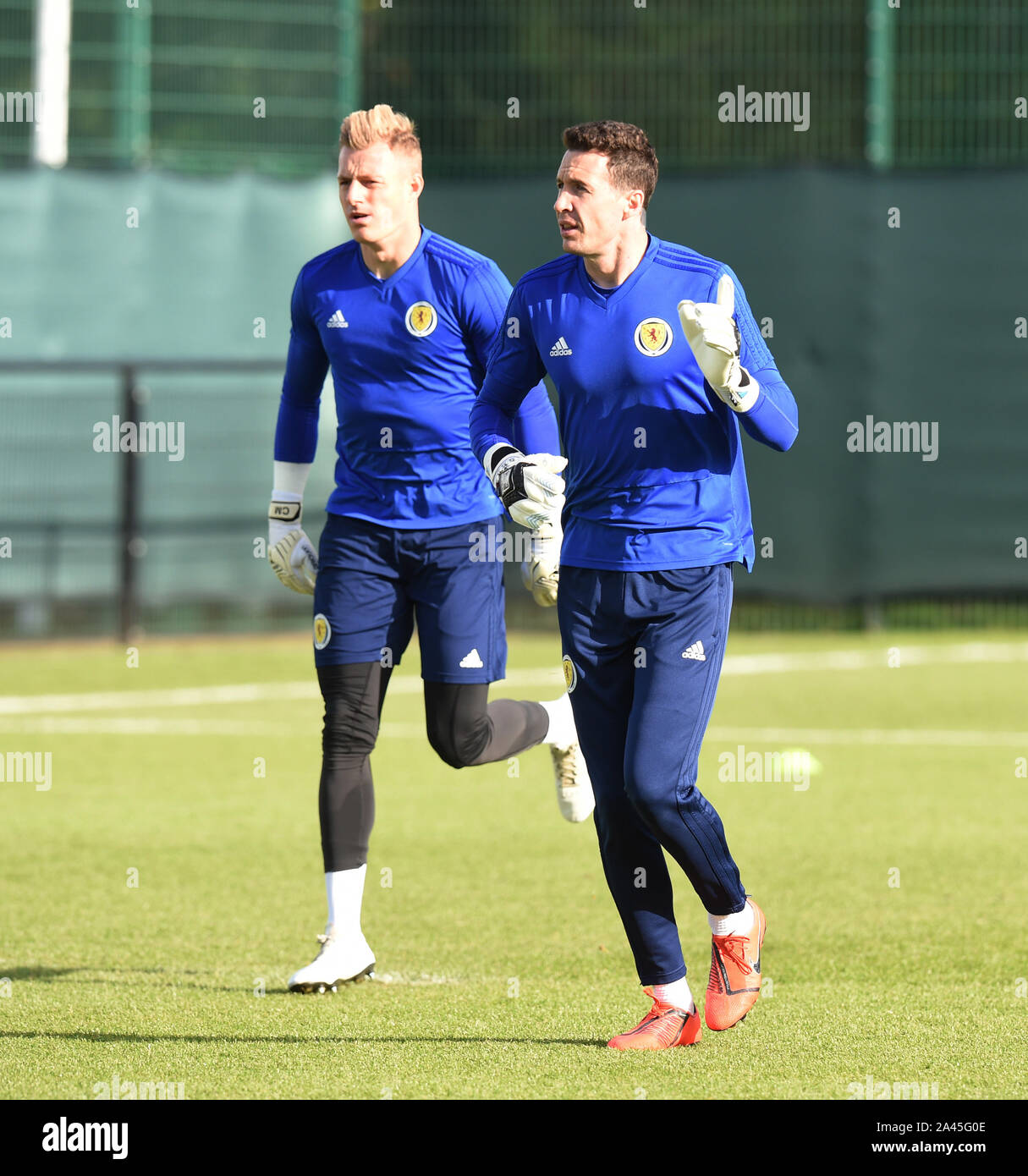 Edinburgh, Schottland, Großbritannien. 12 Okt, 2019. L/R-Torhüter Craig Mac Gillivray (Portsmouth), & Jon McLaughlin (Sunderland) Schottland Fußball Team Training im Oriam, Riccarton, Edinburgh, für Scotlands UEFA EURO 2020 Qualifier Befestigung gegen San Marino am Hampden Park Glasgow (13 Okt 19) Credit: Eric mccowat/Alamy leben Nachrichten Stockfoto