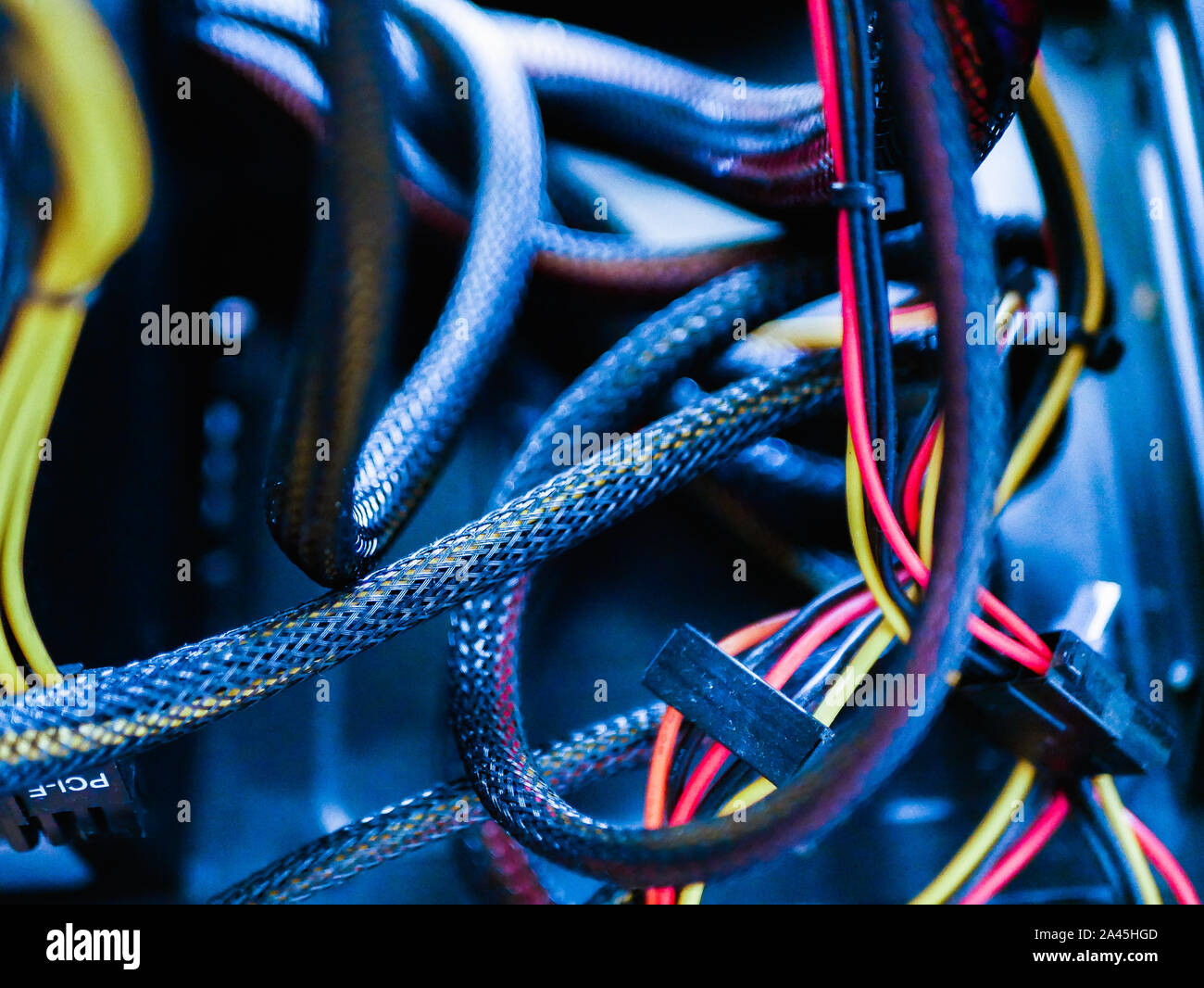 Die Drähte in der Systemeinheit des Computers. Make-up-Drähte von der Stromversorgung. Drähte und Teilen innerhalb einer Systemeinheit Stockfoto
