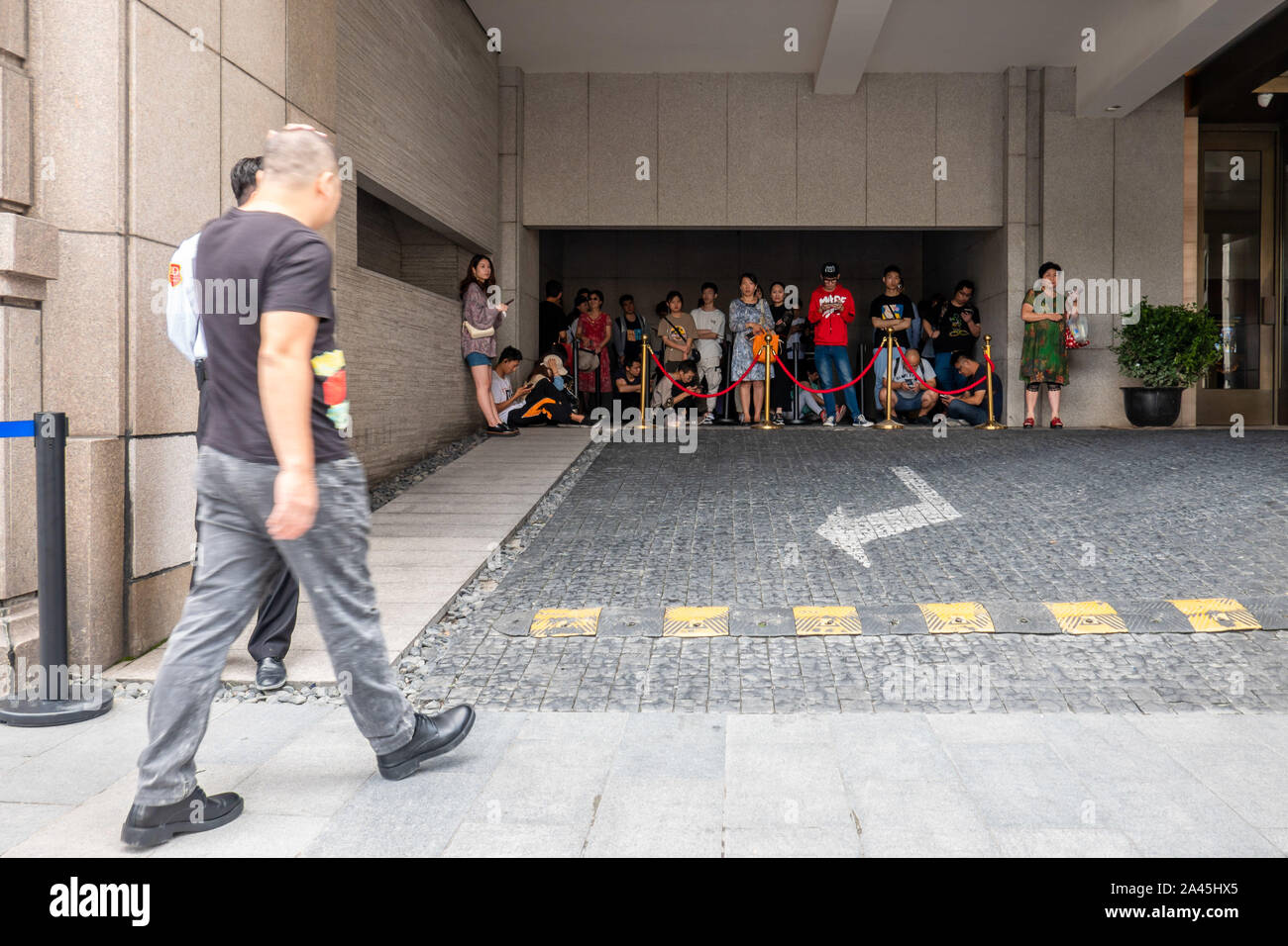 Kunden Schlange vor ein Pop-up-store von Machi Machi, die für neue Song" bekannt ist Nicht Schreien "freigegeben durch die taiwanesische Sängerin Jay Chou, in Shangh Stockfoto