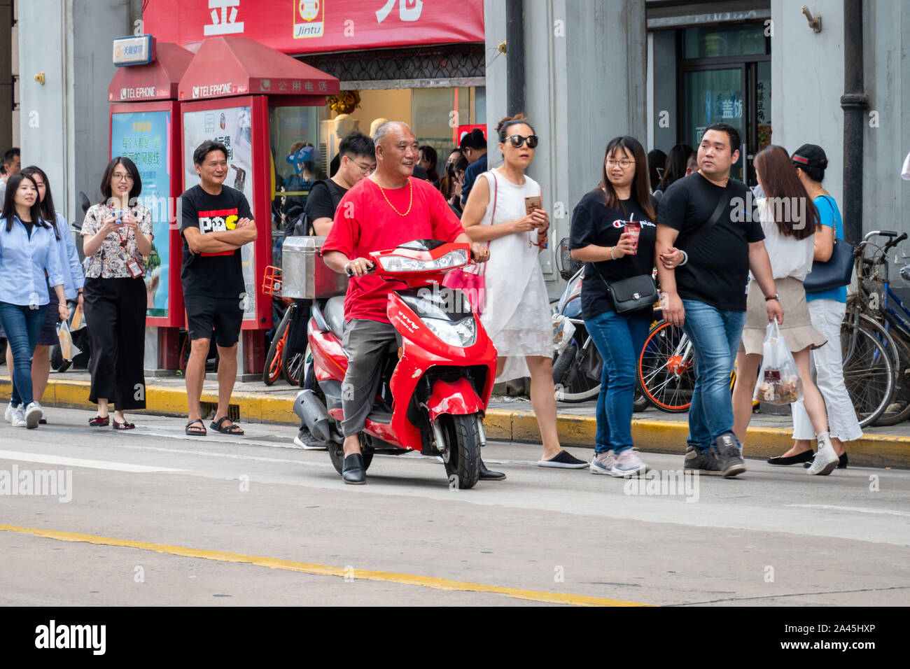 Kunden Schlange vor ein Pop-up-store von Machi Machi, die für neue Song" bekannt ist Nicht Schreien "freigegeben durch die taiwanesische Sängerin Jay Chou, in Shangh Stockfoto