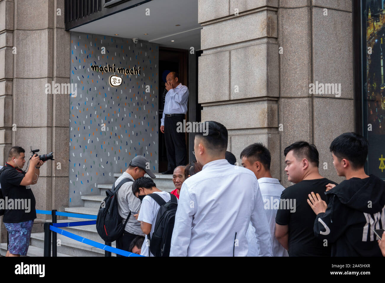 Kunden Schlange vor ein Pop-up-store von Machi Machi, die für neue Song" bekannt ist Nicht Schreien "freigegeben durch die taiwanesische Sängerin Jay Chou, in Shangh Stockfoto