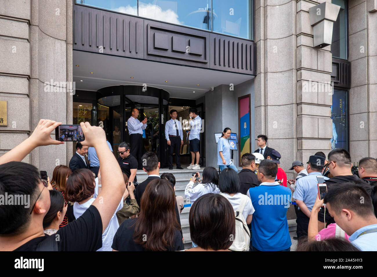 Kunden Schlange vor ein Pop-up-store von Machi Machi, die für neue Song" bekannt ist Nicht Schreien "freigegeben durch die taiwanesische Sängerin Jay Chou, in Shangh Stockfoto