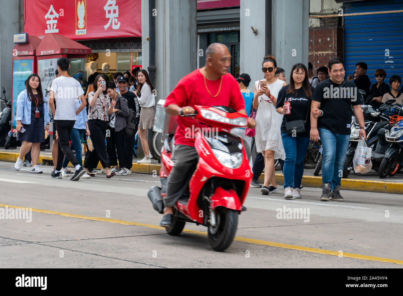 Kunden Schlange vor ein Pop-up-store von Machi Machi, die für neue Song" bekannt ist Nicht Schreien "freigegeben durch die taiwanesische Sängerin Jay Chou, in Shangh Stockfoto