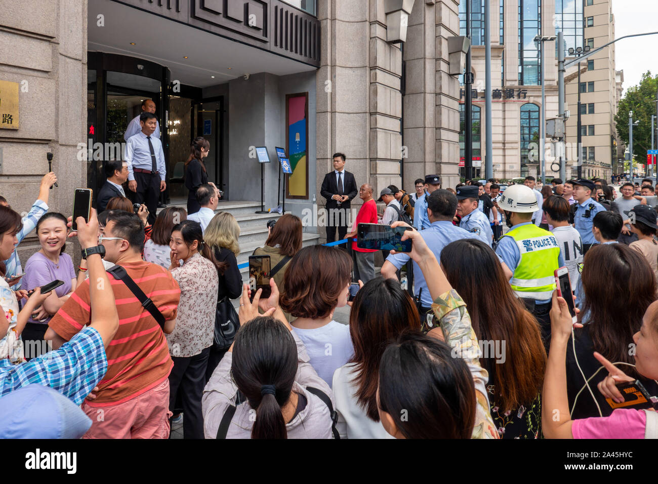 Kunden Schlange vor ein Pop-up-store von Machi Machi, die für neue Song" bekannt ist Nicht Schreien "freigegeben durch die taiwanesische Sängerin Jay Chou, in Shangh Stockfoto