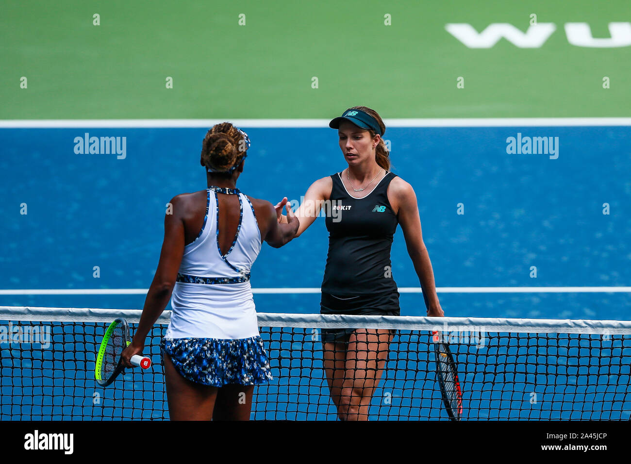 American Professional tennis player Venus Williams, Links, und American Professional tennis player Danielle Collins, rechts, schütteln sich die Hände an der ersten Ro Stockfoto