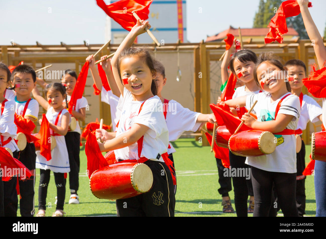 Kindergarten Kinder tun Gruppe Tanz der kommenden der Nationalen Tag, der 70. Jahrestag der Gründung der VR China in Rugao Stadt zu umarmen, Trommel, Ost Stockfoto