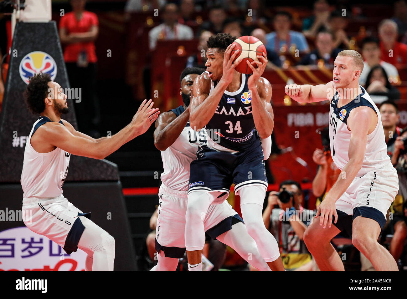 Griechische professioneller Basketballspieler für die Milwaukee Bucks von der National Basketball Association (NBA) Giannis Antetokounmpo, Mitte, schützt die Stockfoto
