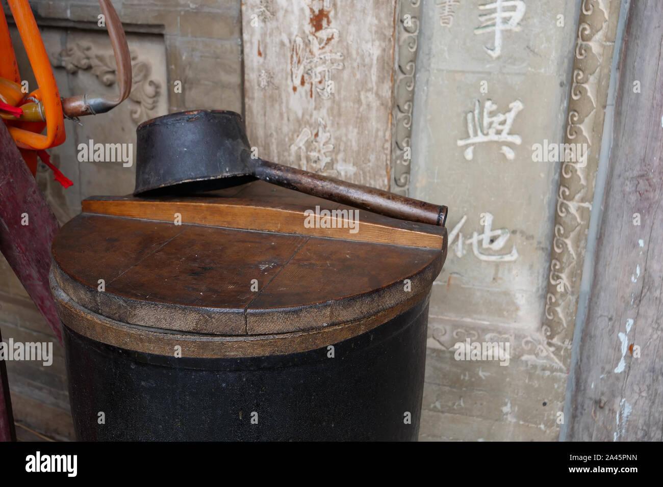 Chinesische Alte traditionelle Mehrwertsteuer und Kelle vor einem Tempel in Tianshui, Gansu Wushan China Stockfoto