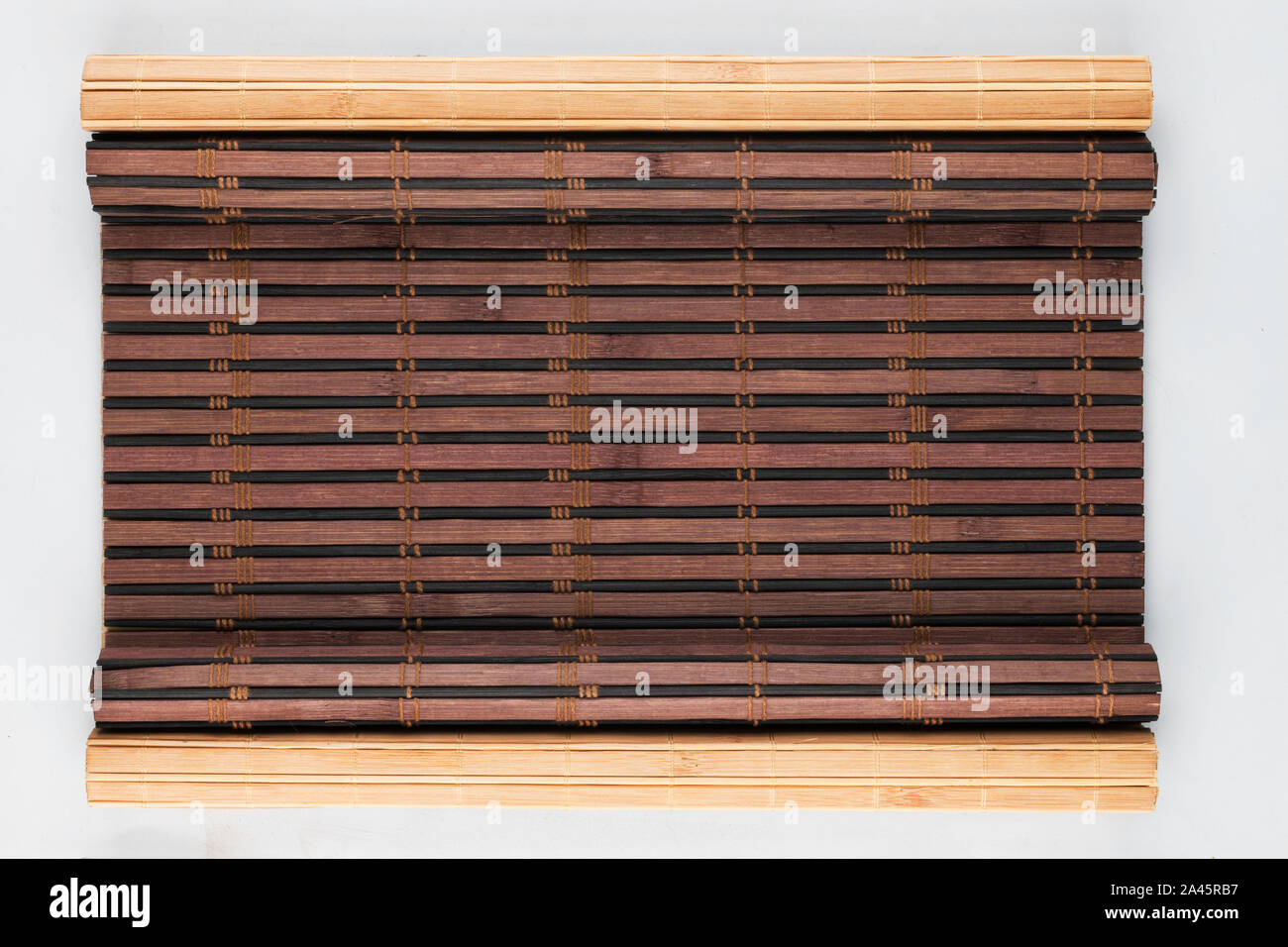 Zwei Bambus Matte in Form eines Manuskripts verdreht. Mit Platz für Ihren Text. Ansicht von oben Stockfoto